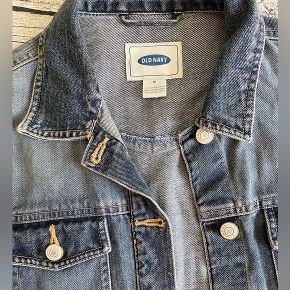 Old Navy women’s denim jacket. Medium wash. Excellent condition. Size M - Picture 4 of 8